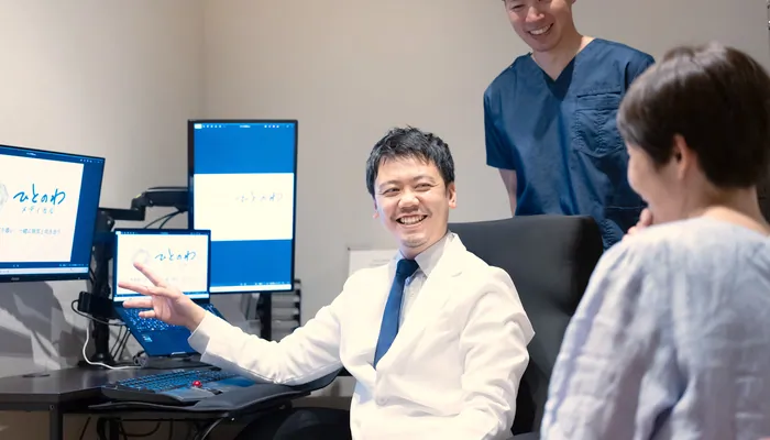 再生医療について医師が患者様に説明している写真