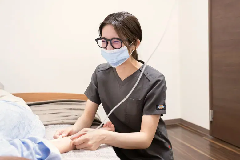 看護師が患者に点滴を行っている様子
