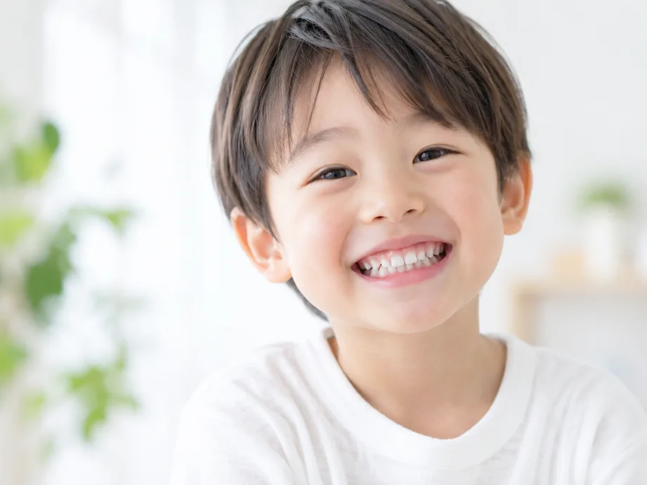 笑顔で歯を見せている男の子の写真