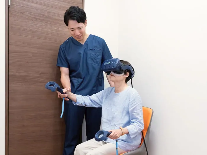 VRゴーグルを装着してリハビリを行う患者の写真
