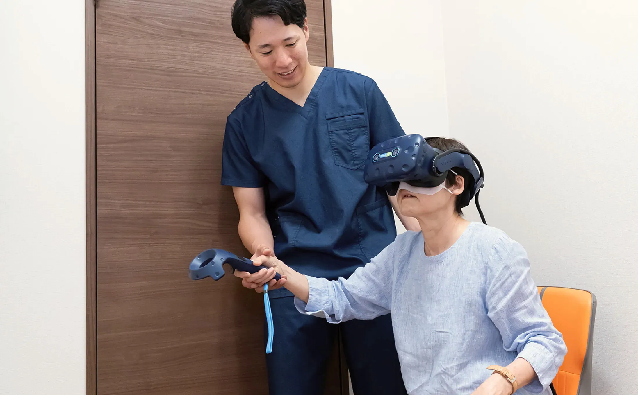 VRゴーグルを使ったリハビリの様子の写真