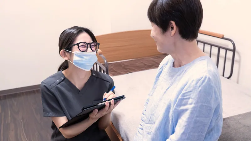 看護師が患者に問診をしている様子