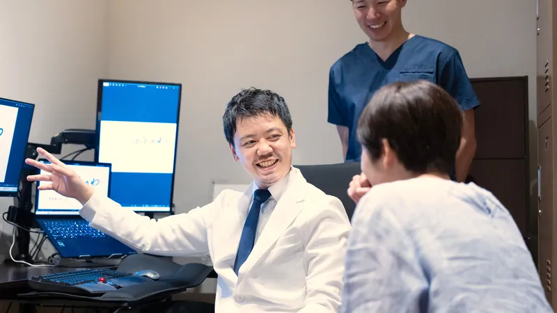 医師がモニターを見せながら治療計画を説明している様子