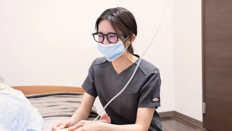 看護師が患者に点滴を行っている様子