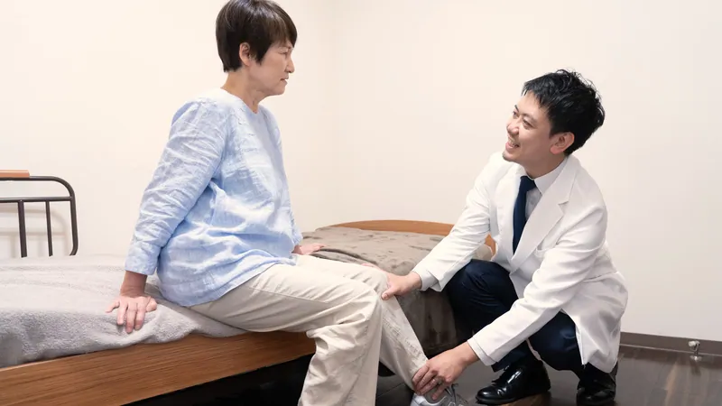医師が患者の脚の状態を確認している様子
