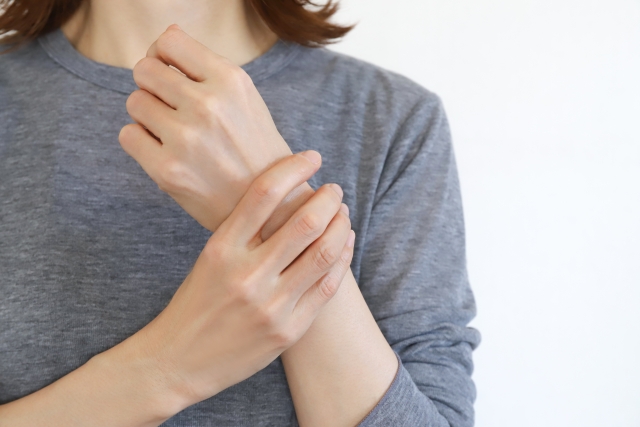 指が固まって動かないのはなぜ？症状の見分け方と諦めないための対処法を解説のイメージ