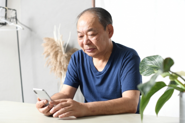 スマホ認知症の症状とは？｜受診の目安と何科に行くべきか医師が解説のイメージ